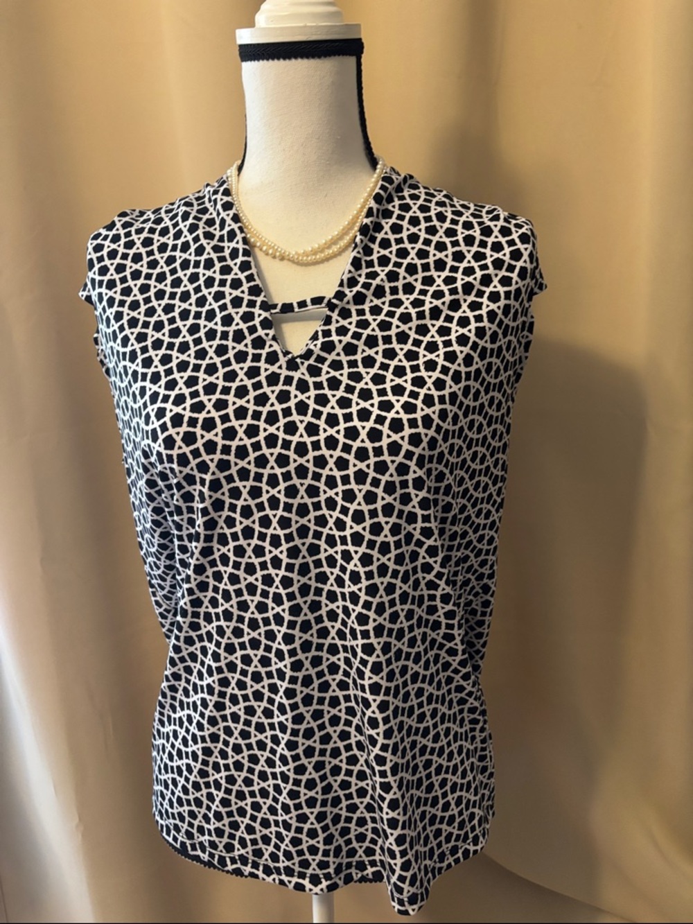Ellen Tracy Navy and White Geometric Sleeveless V-Neck Tank